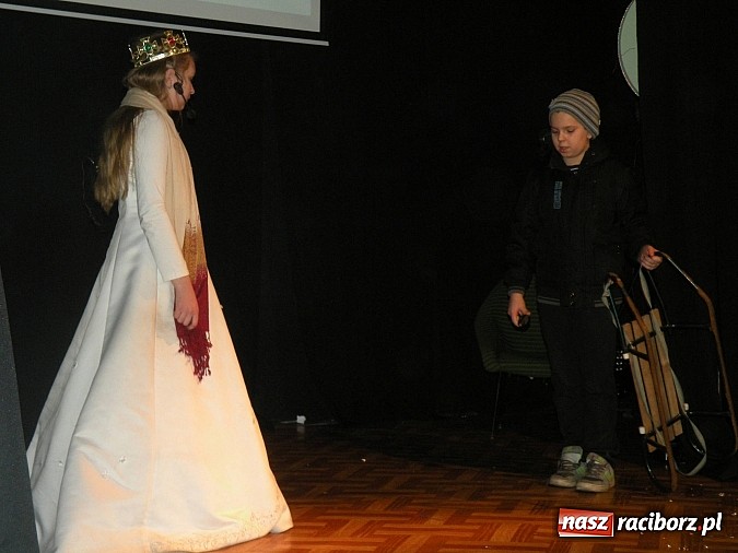 Zdjęcie w galerii na portalu naszraciborz.pl: Teatr w teatrze, czyli Królowa Śniegu w nowej odsłonie w MDK-u wiadomości z regionu