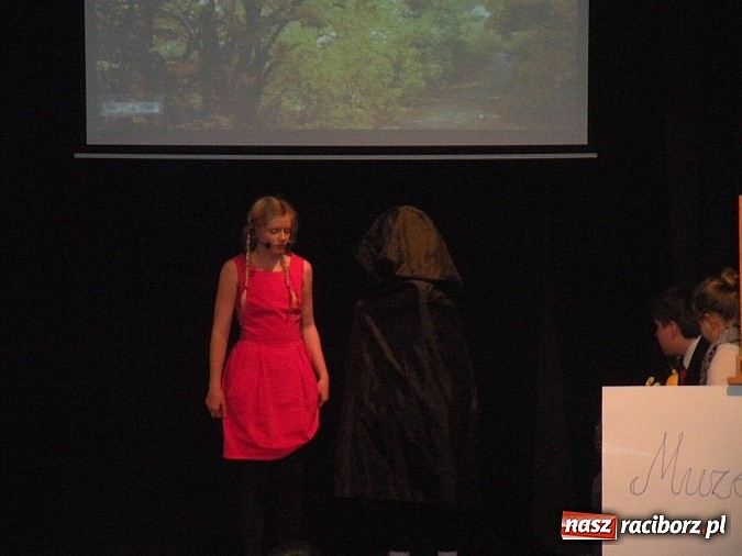 Zdjęcie w galerii na portalu naszraciborz.pl: Teatr w teatrze, czyli Królowa Śniegu w nowej odsłonie w MDK-u wiadomości z regionu