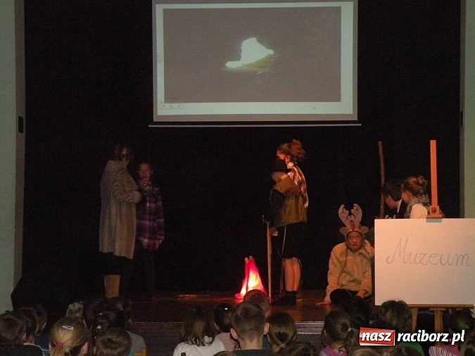 Zdjęcie w galerii na portalu naszraciborz.pl: Teatr w teatrze, czyli Królowa Śniegu w nowej odsłonie w MDK-u wiadomości z regionu