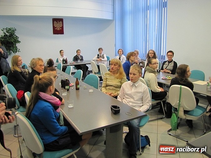 Zdjęcie w galerii na portalu naszraciborz.pl: Stypendia dla najlepszych uczni&oacute;w miejskich szk&oacute;ł dziś wręczono w ratuszu wiadomości z regionu