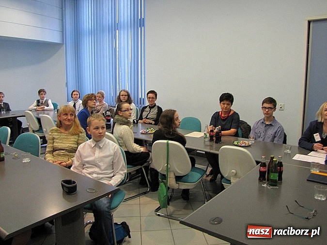 Zdjęcie w galerii na portalu naszraciborz.pl: Stypendia dla najlepszych uczni&oacute;w miejskich szk&oacute;ł dziś wręczono w ratuszu wiadomości z regionu