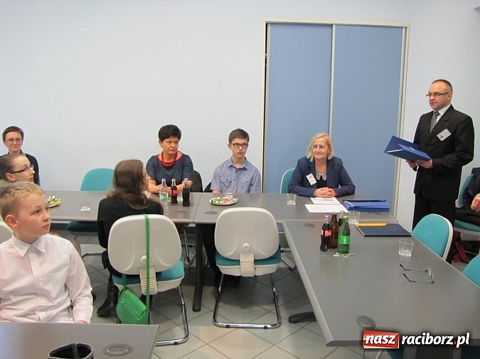 Zdjęcie w galerii na portalu naszraciborz.pl: Stypendia dla najlepszych uczni&oacute;w miejskich szk&oacute;ł dziś wręczono w ratuszu wiadomości z regionu