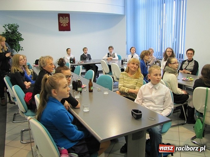 Zdjęcie w galerii na portalu naszraciborz.pl: Stypendia dla najlepszych uczni&oacute;w miejskich szk&oacute;ł dziś wręczono w ratuszu wiadomości z regionu