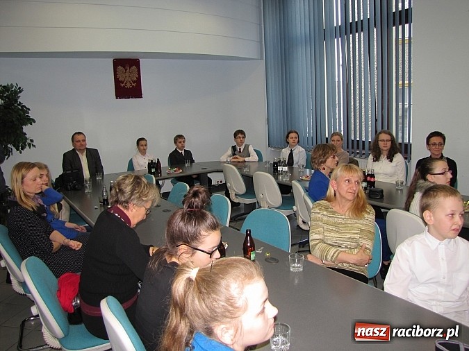 Zdjęcie w galerii na portalu naszraciborz.pl: Stypendia dla najlepszych uczni&oacute;w miejskich szk&oacute;ł dziś wręczono w ratuszu wiadomości z regionu