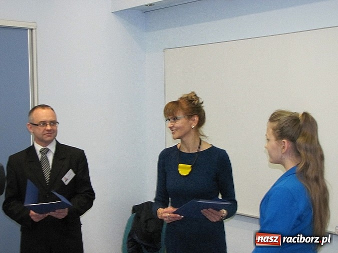 Zdjęcie w galerii na portalu naszraciborz.pl: Stypendia dla najlepszych uczni&oacute;w miejskich szk&oacute;ł dziś wręczono w ratuszu wiadomości z regionu