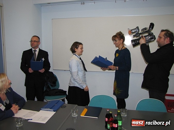 Zdjęcie w galerii na portalu naszraciborz.pl: Stypendia dla najlepszych uczni&oacute;w miejskich szk&oacute;ł dziś wręczono w ratuszu wiadomości z regionu