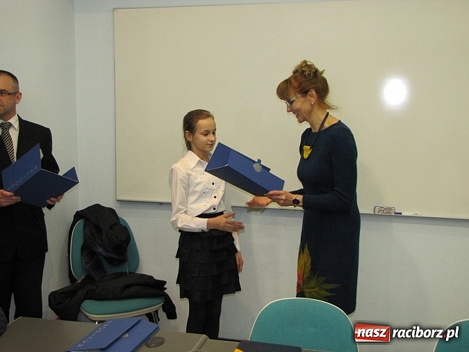 Zdjęcie w galerii na portalu naszraciborz.pl: Stypendia dla najlepszych uczni&oacute;w miejskich szk&oacute;ł dziś wręczono w ratuszu wiadomości z regionu