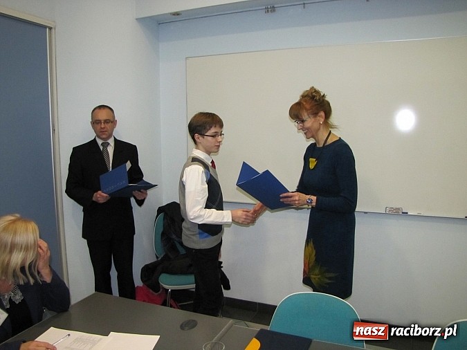 Zdjęcie w galerii na portalu naszraciborz.pl: Stypendia dla najlepszych uczni&oacute;w miejskich szk&oacute;ł dziś wręczono w ratuszu wiadomości z regionu
