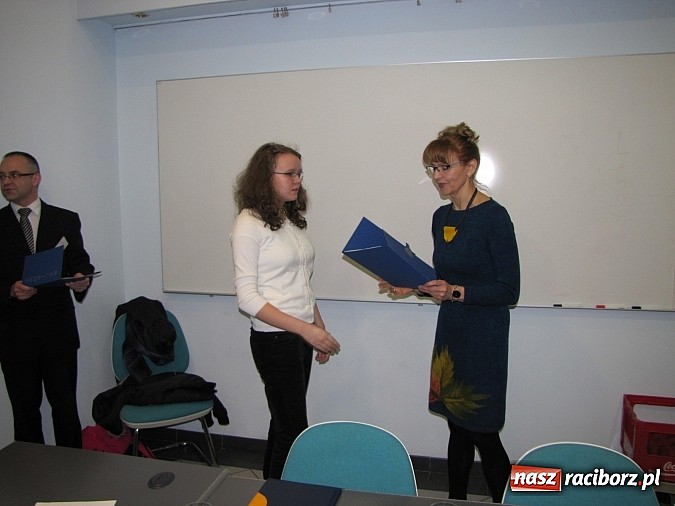 Zdjęcie w galerii na portalu naszraciborz.pl: Stypendia dla najlepszych uczni&oacute;w miejskich szk&oacute;ł dziś wręczono w ratuszu wiadomości z regionu
