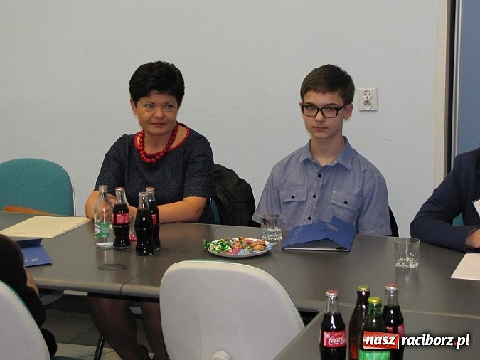 Zdjęcie w galerii na portalu naszraciborz.pl: Stypendia dla najlepszych uczni&oacute;w miejskich szk&oacute;ł dziś wręczono w ratuszu wiadomości z regionu