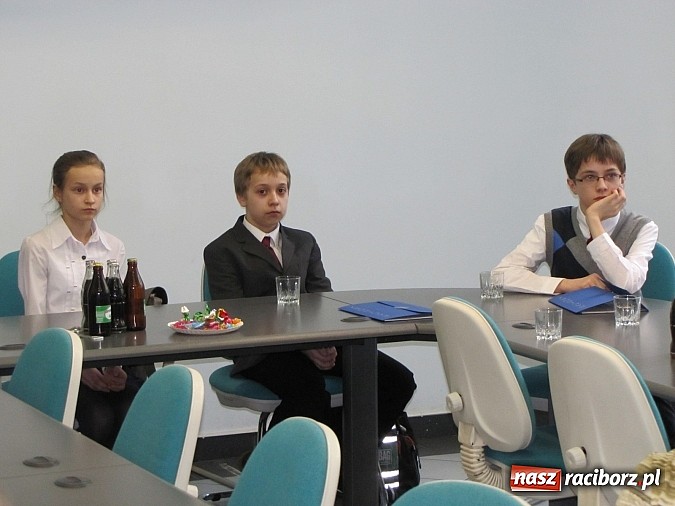 Zdjęcie w galerii na portalu naszraciborz.pl: Stypendia dla najlepszych uczni&oacute;w miejskich szk&oacute;ł dziś wręczono w ratuszu wiadomości z regionu