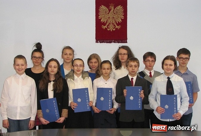 Zdjęcie w galerii na portalu naszraciborz.pl: Stypendia dla najlepszych uczni&oacute;w miejskich szk&oacute;ł dziś wręczono w ratuszu wiadomości z regionu