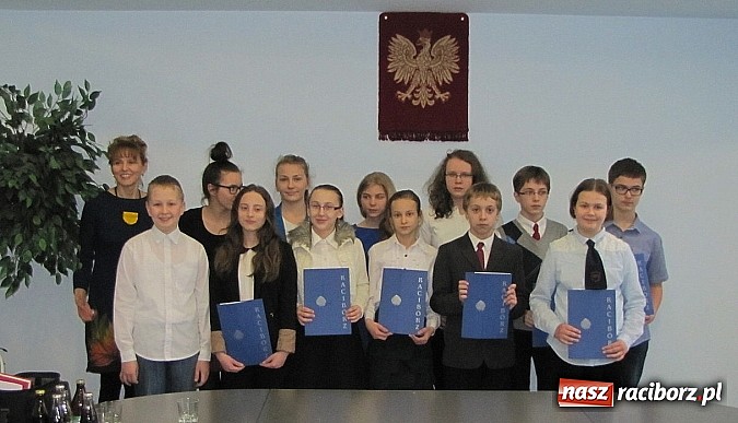 Zdjęcie w galerii na portalu naszraciborz.pl: Stypendia dla najlepszych uczni&oacute;w miejskich szk&oacute;ł dziś wręczono w ratuszu wiadomości z regionu