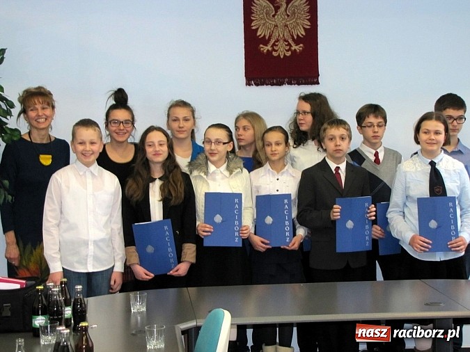 Zdjęcie w galerii na portalu naszraciborz.pl: Stypendia dla najlepszych uczni&oacute;w miejskich szk&oacute;ł dziś wręczono w ratuszu wiadomości z regionu