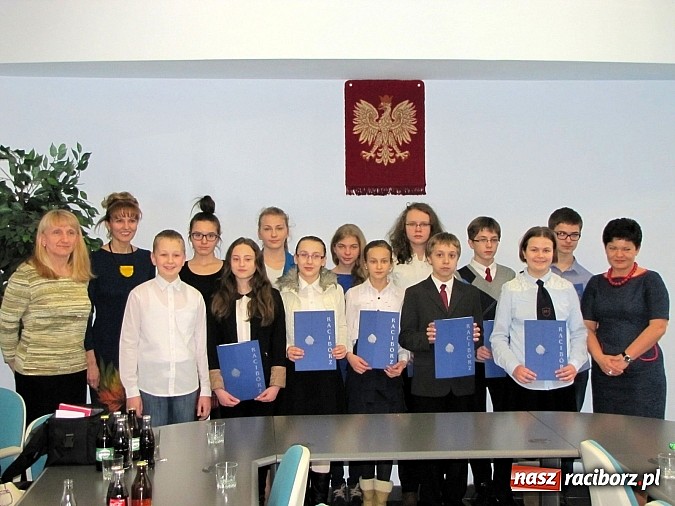 Zdjęcie w galerii na portalu naszraciborz.pl: Stypendia dla najlepszych uczni&oacute;w miejskich szk&oacute;ł dziś wręczono w ratuszu wiadomości z regionu