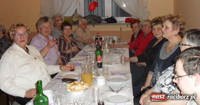 Zdjęcie w galerii na portalu naszraciborz.pl: Tradycyjny śledzik z Kobietami Aktywnymi w Nędzy wiadomości z regionu
