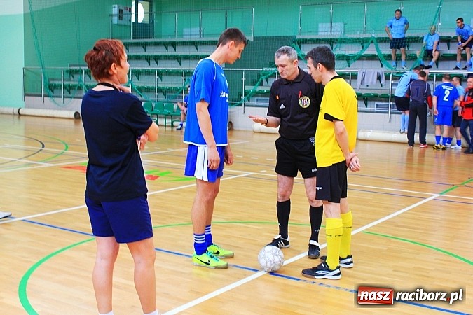 Zdjęcie w galerii na portalu naszraciborz.pl: Puchar Komendanta Powiatowego Policji w Raciborzu dla zespołu firmy Winiarski wiadomości z regionu