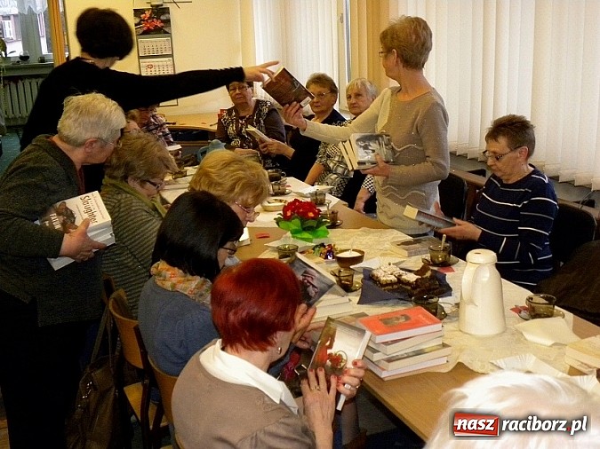 Zdjęcie w galerii na portalu naszraciborz.pl: Święto Kobiet, mała czarna i książka wiadomości z regionu