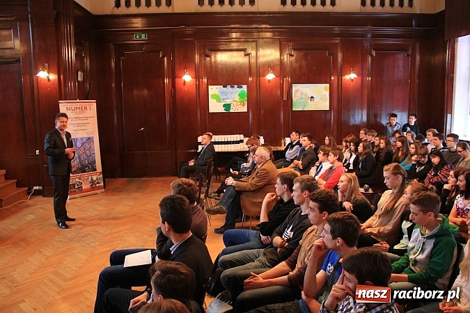 Zdjęcie w galerii na portalu naszraciborz.pl: Marcel Strzeduła zwycięzcą VIII Powiatowego Konkursu Wiedzy o Społeczeństwie wiadomości z regionu