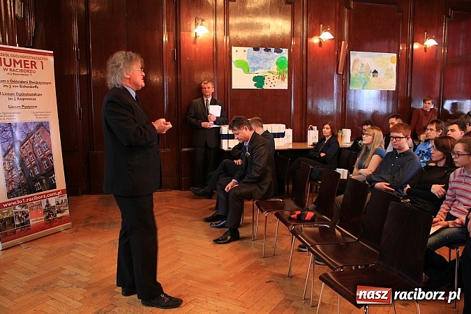 Zdjęcie w galerii na portalu naszraciborz.pl: Marcel Strzeduła zwycięzcą VIII Powiatowego Konkursu Wiedzy o Społeczeństwie wiadomości z regionu