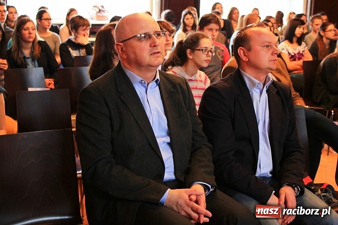 Zdjęcie w galerii na portalu naszraciborz.pl: Marcel Strzeduła zwycięzcą VIII Powiatowego Konkursu Wiedzy o Społeczeństwie wiadomości z regionu