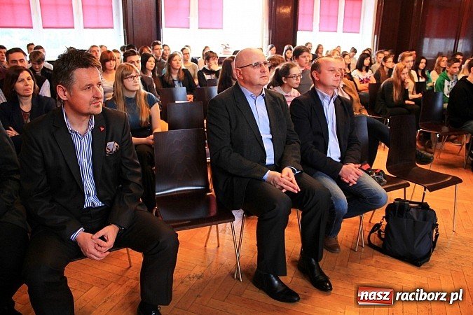 Zdjęcie w galerii na portalu naszraciborz.pl: Marcel Strzeduła zwycięzcą VIII Powiatowego Konkursu Wiedzy o Społeczeństwie wiadomości z regionu