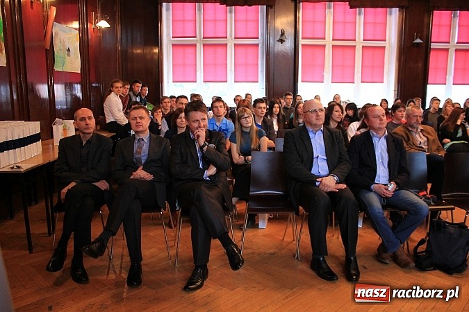 Zdjęcie w galerii na portalu naszraciborz.pl: Marcel Strzeduła zwycięzcą VIII Powiatowego Konkursu Wiedzy o Społeczeństwie wiadomości z regionu