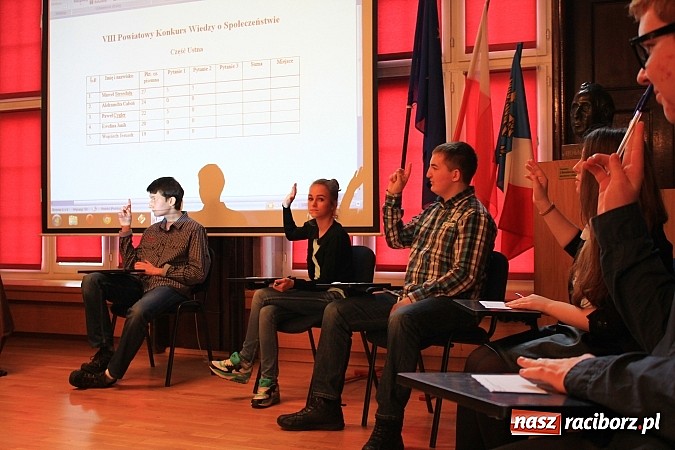 Zdjęcie w galerii na portalu naszraciborz.pl: Marcel Strzeduła zwycięzcą VIII Powiatowego Konkursu Wiedzy o Społeczeństwie wiadomości z regionu