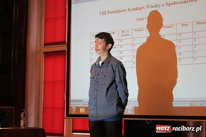 Zdjęcie w galerii na portalu naszraciborz.pl: Marcel Strzeduła zwycięzcą VIII Powiatowego Konkursu Wiedzy o Społeczeństwie wiadomości z regionu