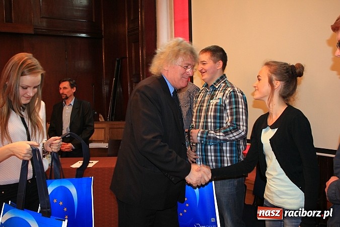 Zdjęcie w galerii na portalu naszraciborz.pl: Marcel Strzeduła zwycięzcą VIII Powiatowego Konkursu Wiedzy o Społeczeństwie wiadomości z regionu
