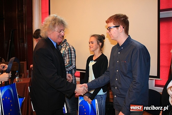 Zdjęcie w galerii na portalu naszraciborz.pl: Marcel Strzeduła zwycięzcą VIII Powiatowego Konkursu Wiedzy o Społeczeństwie wiadomości z regionu