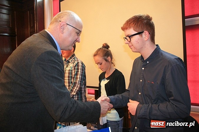Zdjęcie w galerii na portalu naszraciborz.pl: Marcel Strzeduła zwycięzcą VIII Powiatowego Konkursu Wiedzy o Społeczeństwie wiadomości z regionu