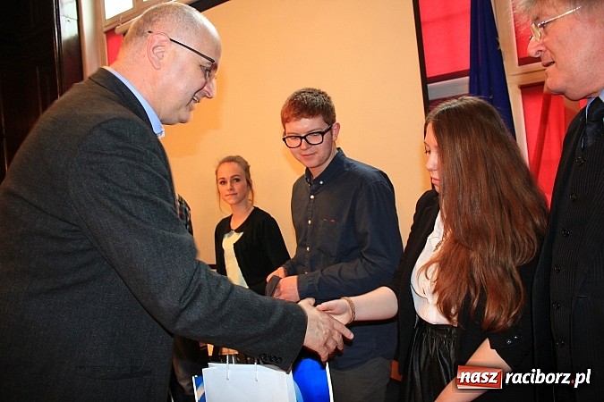 Zdjęcie w galerii na portalu naszraciborz.pl: Marcel Strzeduła zwycięzcą VIII Powiatowego Konkursu Wiedzy o Społeczeństwie wiadomości z regionu