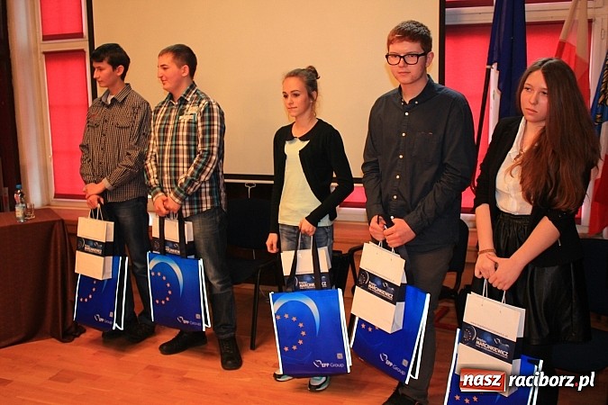 Zdjęcie w galerii na portalu naszraciborz.pl: Marcel Strzeduła zwycięzcą VIII Powiatowego Konkursu Wiedzy o Społeczeństwie wiadomości z regionu