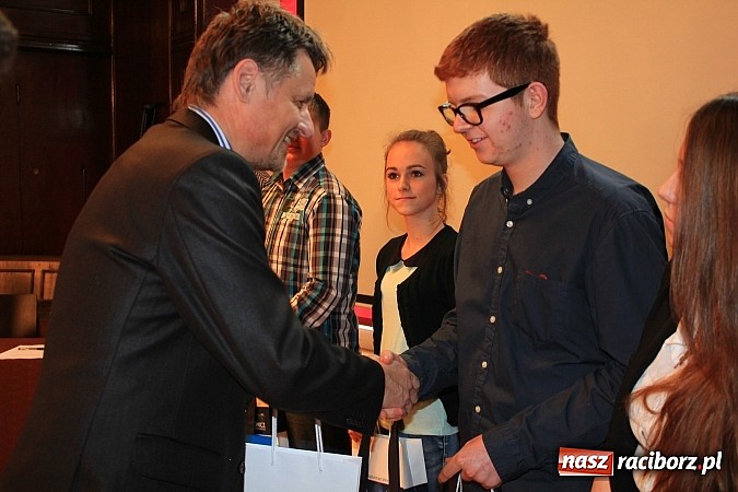 Zdjęcie w galerii na portalu naszraciborz.pl: Marcel Strzeduła zwycięzcą VIII Powiatowego Konkursu Wiedzy o Społeczeństwie wiadomości z regionu