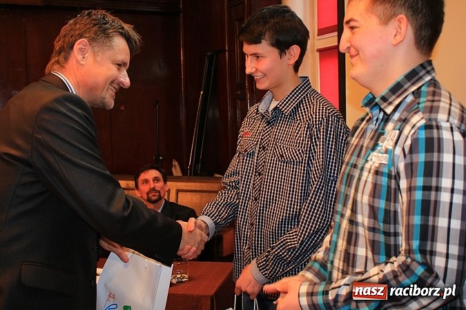 Zdjęcie w galerii na portalu naszraciborz.pl: Marcel Strzeduła zwycięzcą VIII Powiatowego Konkursu Wiedzy o Społeczeństwie wiadomości z regionu