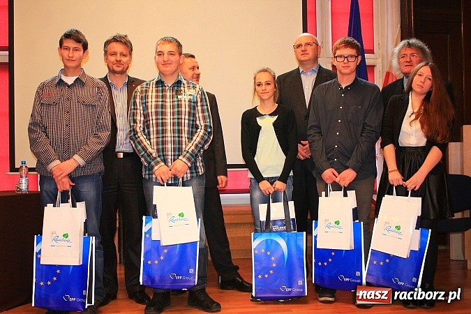 Zdjęcie w galerii na portalu naszraciborz.pl: Marcel Strzeduła zwycięzcą VIII Powiatowego Konkursu Wiedzy o Społeczeństwie wiadomości z regionu