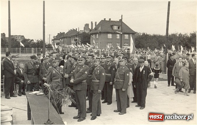 Zdjęcie w galerii na portalu naszraciborz.pl: Kamień węgielny pod raciborską Tysiąclatkę wiadomości z regionu