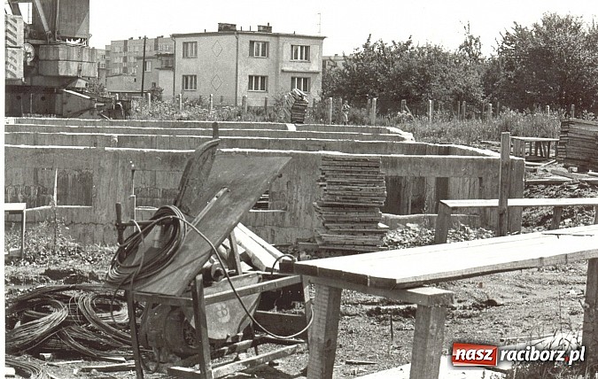 Zdjęcie w galerii na portalu naszraciborz.pl: Kamień węgielny pod raciborską Tysiąclatkę wiadomości z regionu