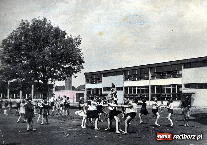 Zdjęcie w galerii na portalu naszraciborz.pl: Kamień węgielny pod raciborską Tysiąclatkę wiadomości z regionu