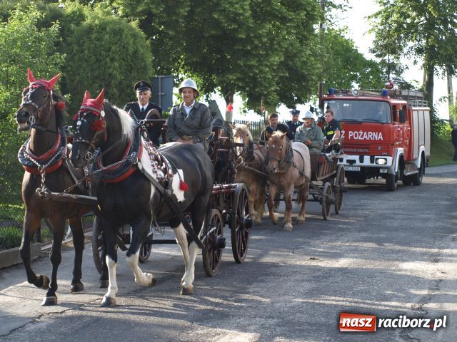 Zdjęcie w galerii na portalu naszraciborz.pl: Strażacka parada w Pietraszynie wiadomości z regionu