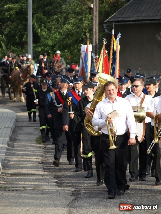 Zdjęcie w galerii na portalu naszraciborz.pl: Strażacka parada w Pietraszynie wiadomości z regionu