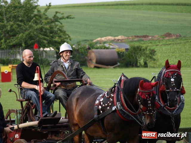 Zdjęcie w galerii na portalu naszraciborz.pl: Strażacka parada w Pietraszynie wiadomości z regionu