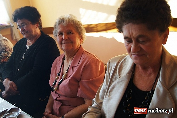 Zdjęcie w galerii na portalu naszraciborz.pl: Mamy mażoretek na Dniu Kobiet i Mężczyzn w Nędzy wiadomości z regionu