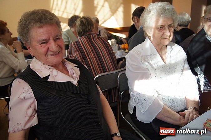 Zdjęcie w galerii na portalu naszraciborz.pl: Mamy mażoretek na Dniu Kobiet i Mężczyzn w Nędzy wiadomości z regionu