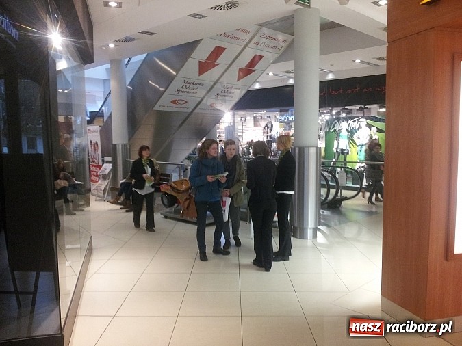 Zdjęcie w galerii na portalu naszraciborz.pl: Bezpłatne wypełnianie pit&oacute;w przyciągnęło rzesze os&oacute;b do Galerii Młyńskiej wiadomości z regionu