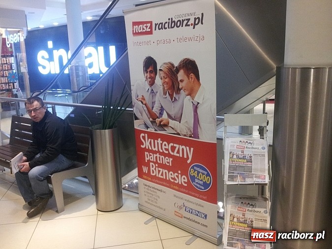 Zdjęcie w galerii na portalu naszraciborz.pl: Bezpłatne wypełnianie pit&oacute;w przyciągnęło rzesze os&oacute;b do Galerii Młyńskiej wiadomości z regionu