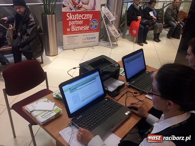 Zdjęcie w galerii na portalu naszraciborz.pl: Bezpłatne wypełnianie pit&oacute;w przyciągnęło rzesze os&oacute;b do Galerii Młyńskiej wiadomości z regionu