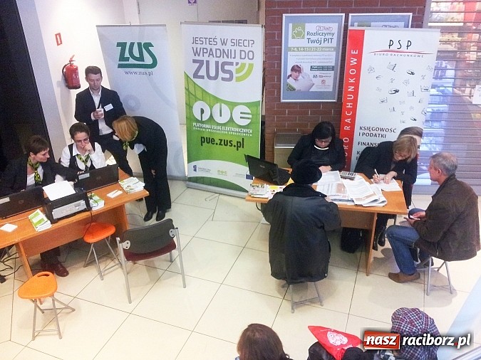 Zdjęcie w galerii na portalu naszraciborz.pl: Bezpłatne wypełnianie pit&oacute;w przyciągnęło rzesze os&oacute;b do Galerii Młyńskiej wiadomości z regionu