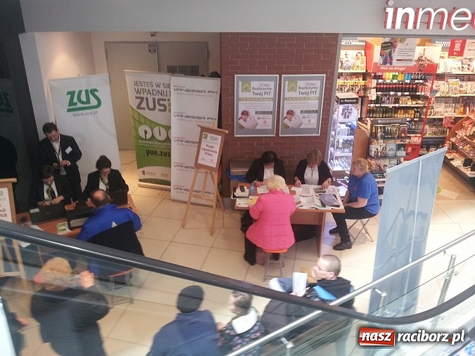 Zdjęcie w galerii na portalu naszraciborz.pl: Bezpłatne wypełnianie pit&oacute;w przyciągnęło rzesze os&oacute;b do Galerii Młyńskiej wiadomości z regionu